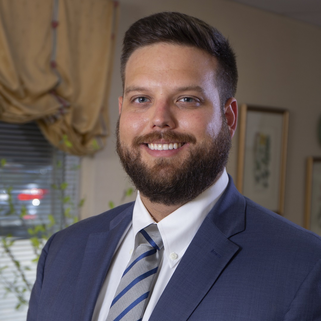 Dr Ethan Shelton